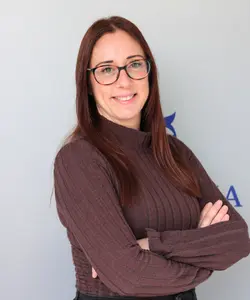 Alicia Granell, profesional dedicada a la tramitación documental de vehículos en Valencia